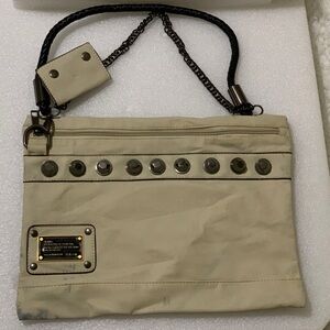 Light Tan purse w/ dark grayish blk chain leather peeling please view photos👛